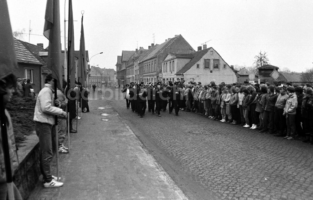 DDR-Fotoarchiv: Peenemünde - Kranzniederlegung am Mahnmal für die OdF Opfer des Faschismus in Peenemünde in der DDR