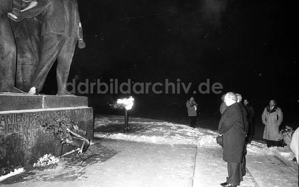 DDR-Bildarchiv: Sachsenhausen / Brandenburg - Kranzniederlegung in Sachsenhausen (Brandenburg) durch Franke Umschlagnr.: 11 Foto: Lenke