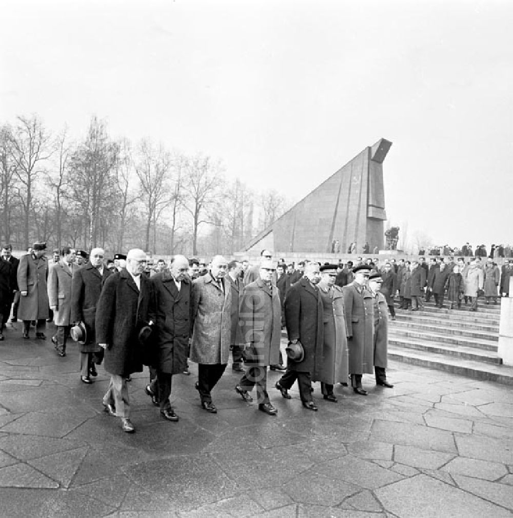 Berlin: Kranzniederlegung am Sowjetischen Ehrenmal in Berlin-Treptow Foto: Schönfeld
