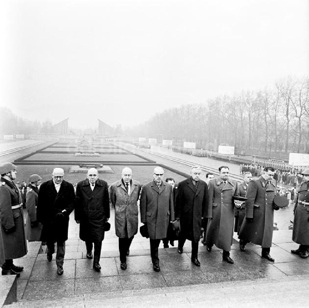 DDR-Bildarchiv: Berlin - Kranzniederlegung am Sowjetischen Ehrenmal in Berlin-Treptow Foto: Schönfeld