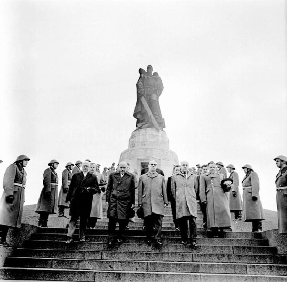 DDR-Fotoarchiv: Berlin - Kranzniederlegung am Sowjetischen Ehrenmal in Berlin-Treptow Foto: Schönfeld