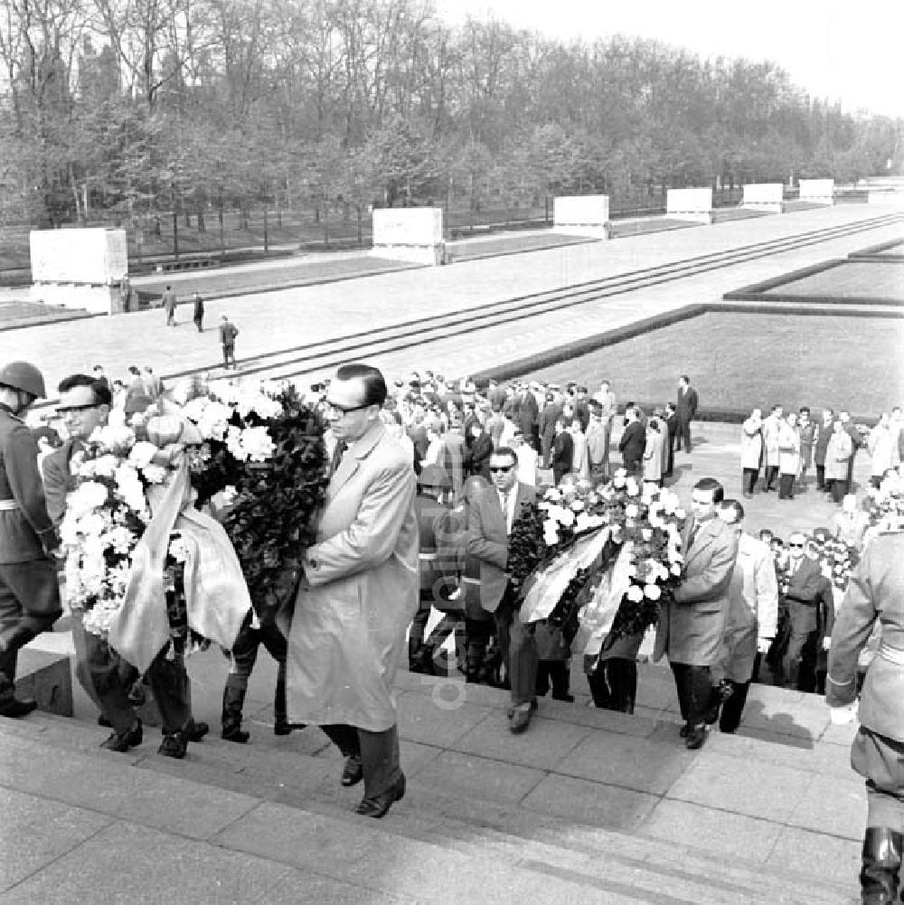 Berlin-Treptow: Kranzniederlegung zum Tag der Befreiung am Sowjetischem Ehrenmal in Berlin-Treptow