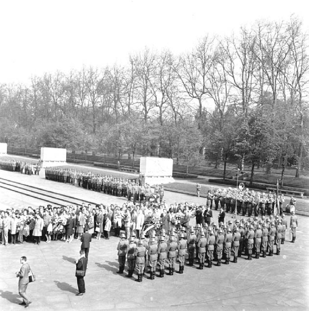 DDR-Bildarchiv: Berlin-Treptow - Kranzniederlegung zum Tag der Befreiung am Sowjetischem Ehrenmal in Berlin-Treptow