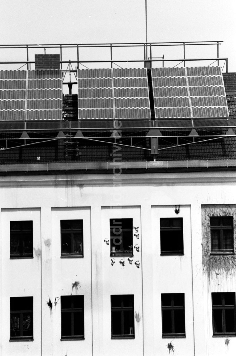 DDR-Fotoarchiv: Berlin-Kreuzberg - Kreuzberg/Berlin Solarzellenanwendung in Kreuzberger Wohnhäusern 16.07.90 Foto: Grahn Umschlagnummer: 0943