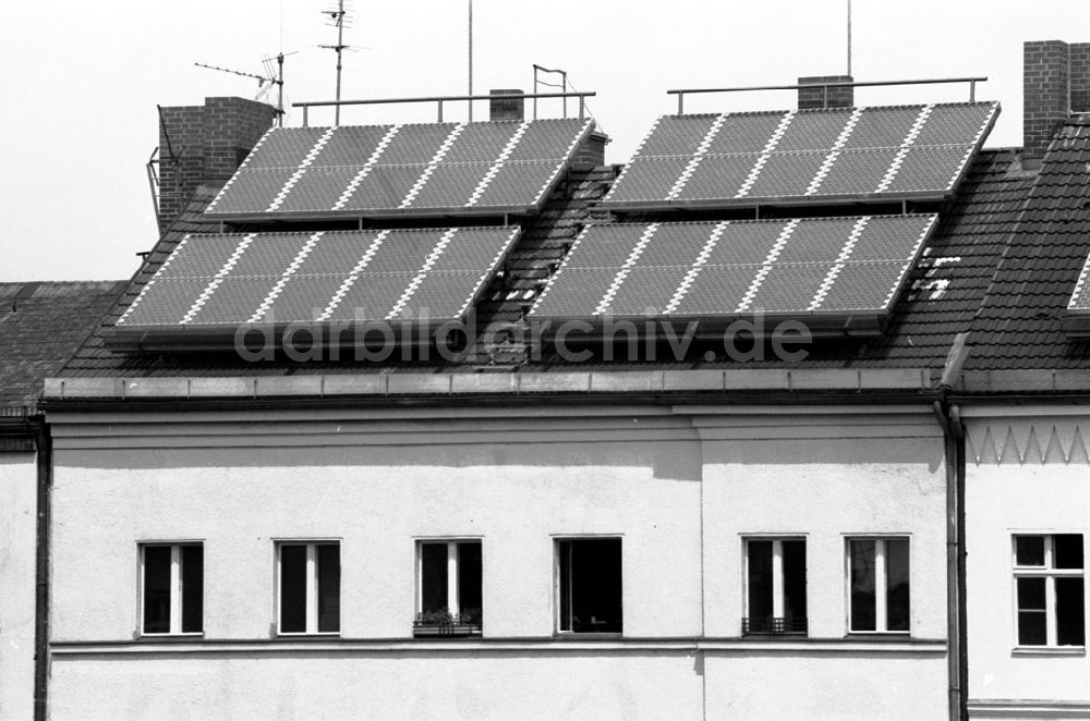 Berlin-Kreuzberg: Kreuzberg/Berlin Solarzellenanwendung in Kreuzberger Wohnhäusern 16.07.90 Foto: Grahn Umschlagnummer: 0943