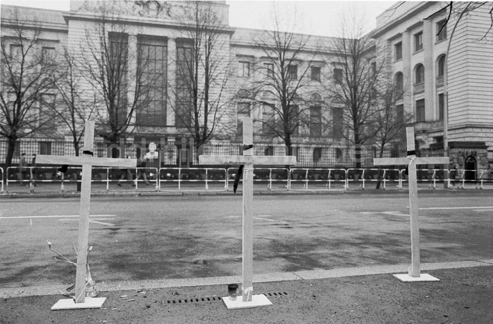 DDR-Bildarchiv: Berlin - Kreuze vor SU-Botschaft Foto: Winkler Umschlagsnr.: 84