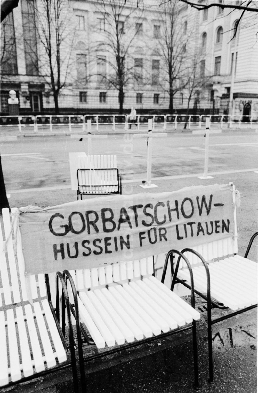DDR-Fotoarchiv: Berlin - Kreuze vor SU-Botschaft Foto: Winkler Umschlagsnr.: 84