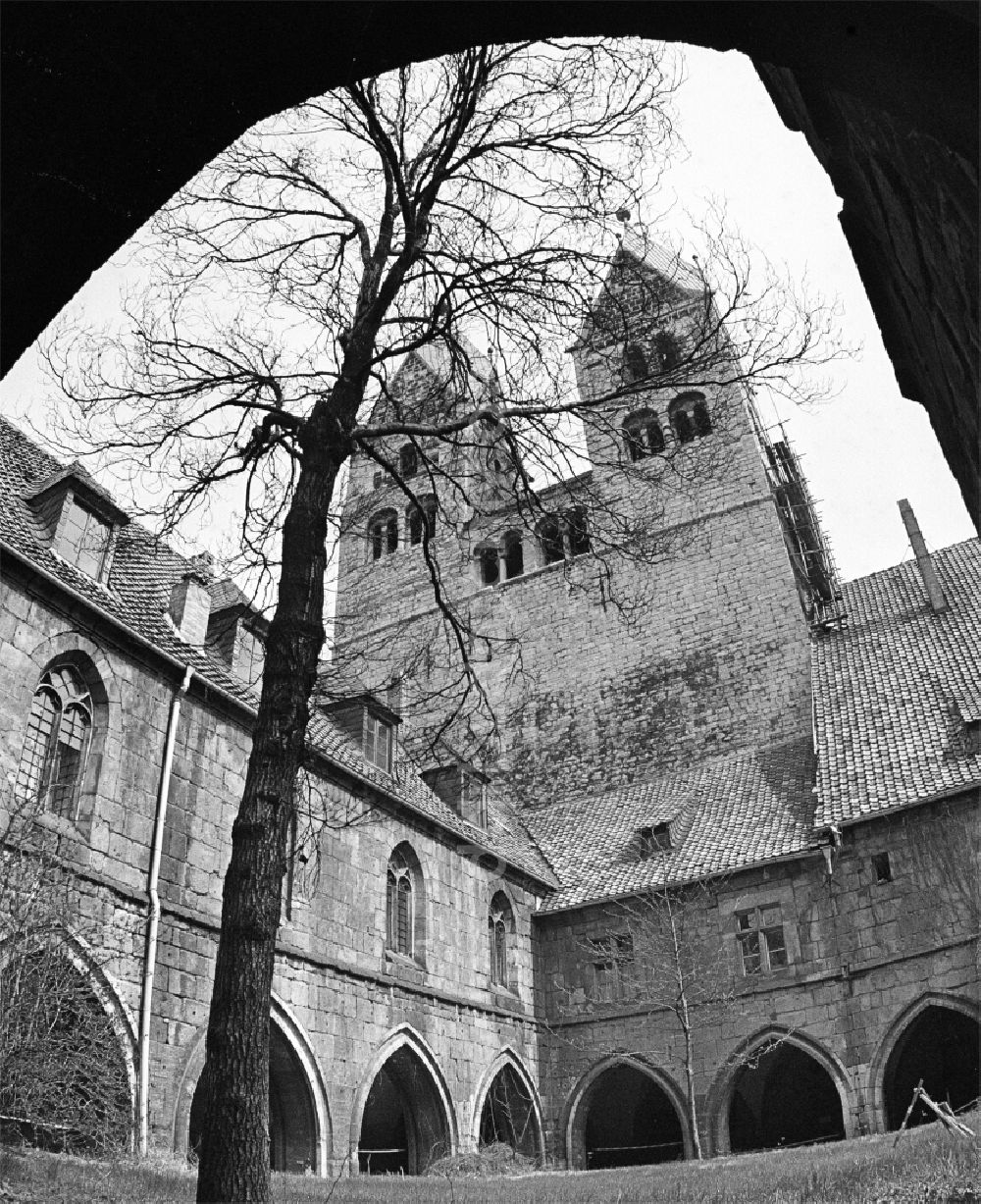 DDR-Fotoarchiv: Halberstadt - Kreuzgang der Liebfrauenkirche in Halberstadt in Sachsen-Anhalt in der DDR