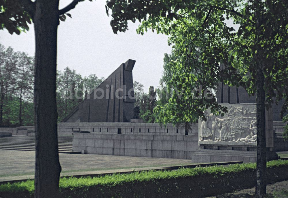 Berlin: Kriegsdenkmal Sowjetisches Ehrenmal Treptow in Berlin in der DDR
