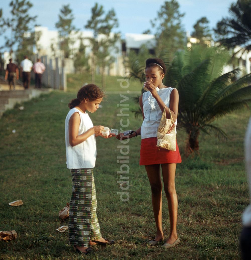 DDR-Bildarchiv: Havanna - Kuba / Cuba - Eisessen im Leninpark in Havanna 1972