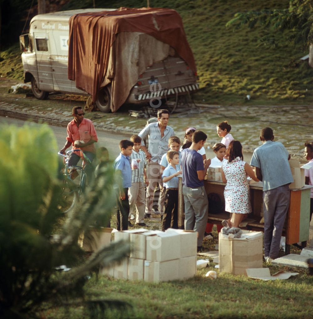 Havanna: Kuba / Cuba - Eisessen im Leninpark in Havanna 1972