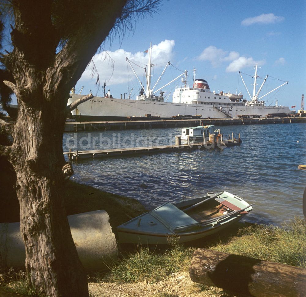 DDR-Fotoarchiv: Nuevitas - Kuba / Cuba - Hafen von Nuevitas