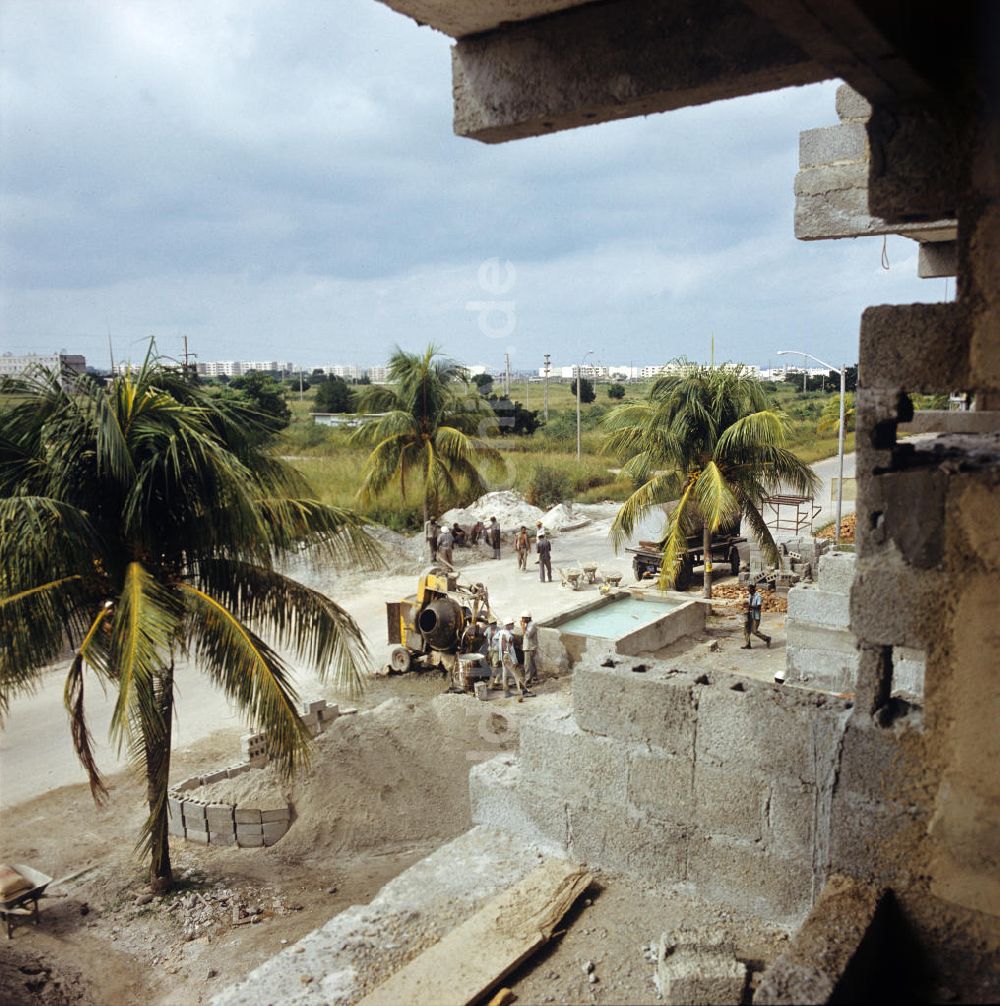 DDR-Bildarchiv: Havanna - Kuba / Cuba - Plattenbau unter Palmen