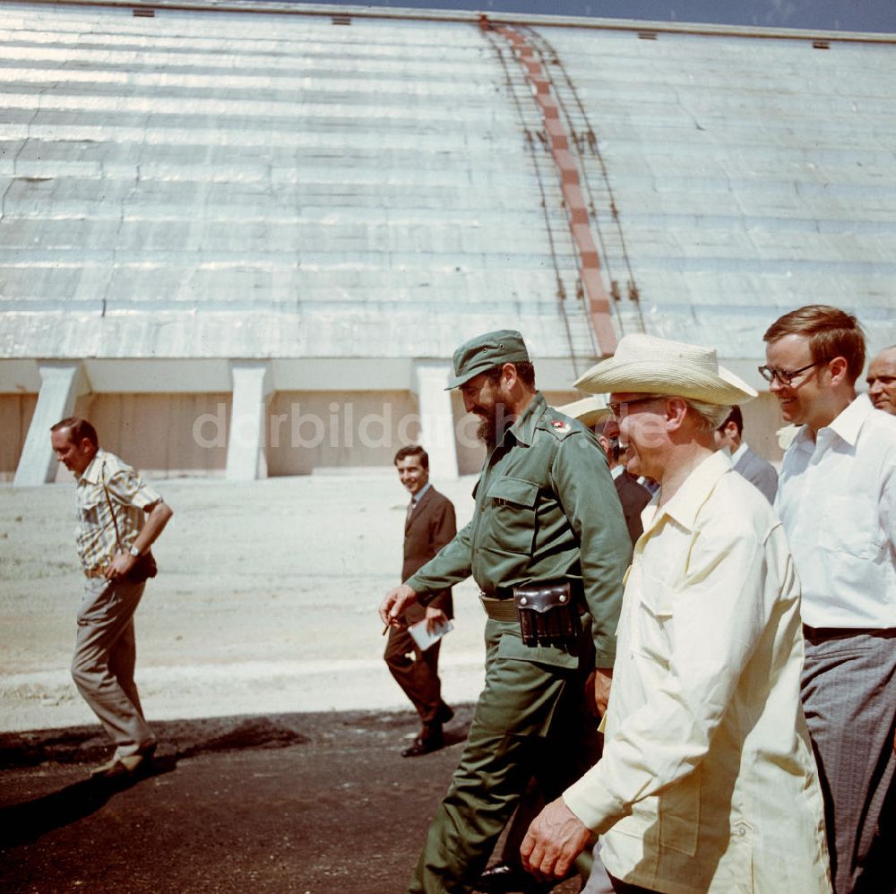 DDR-Bildarchiv: Cienfuegos - Kuba / Cuba - Staatsbesuch Erich Honecker 1974 - Fabrik