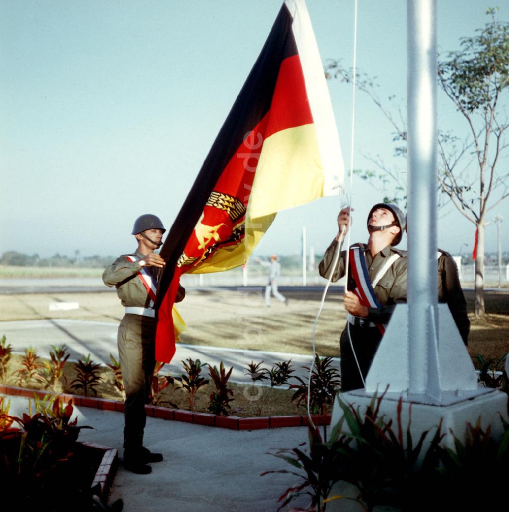DDR-Bildarchiv: Santiago de Cuba - Kuba / Cuba - Staatsbesuch Erich Honecker 1974 - Flagge
