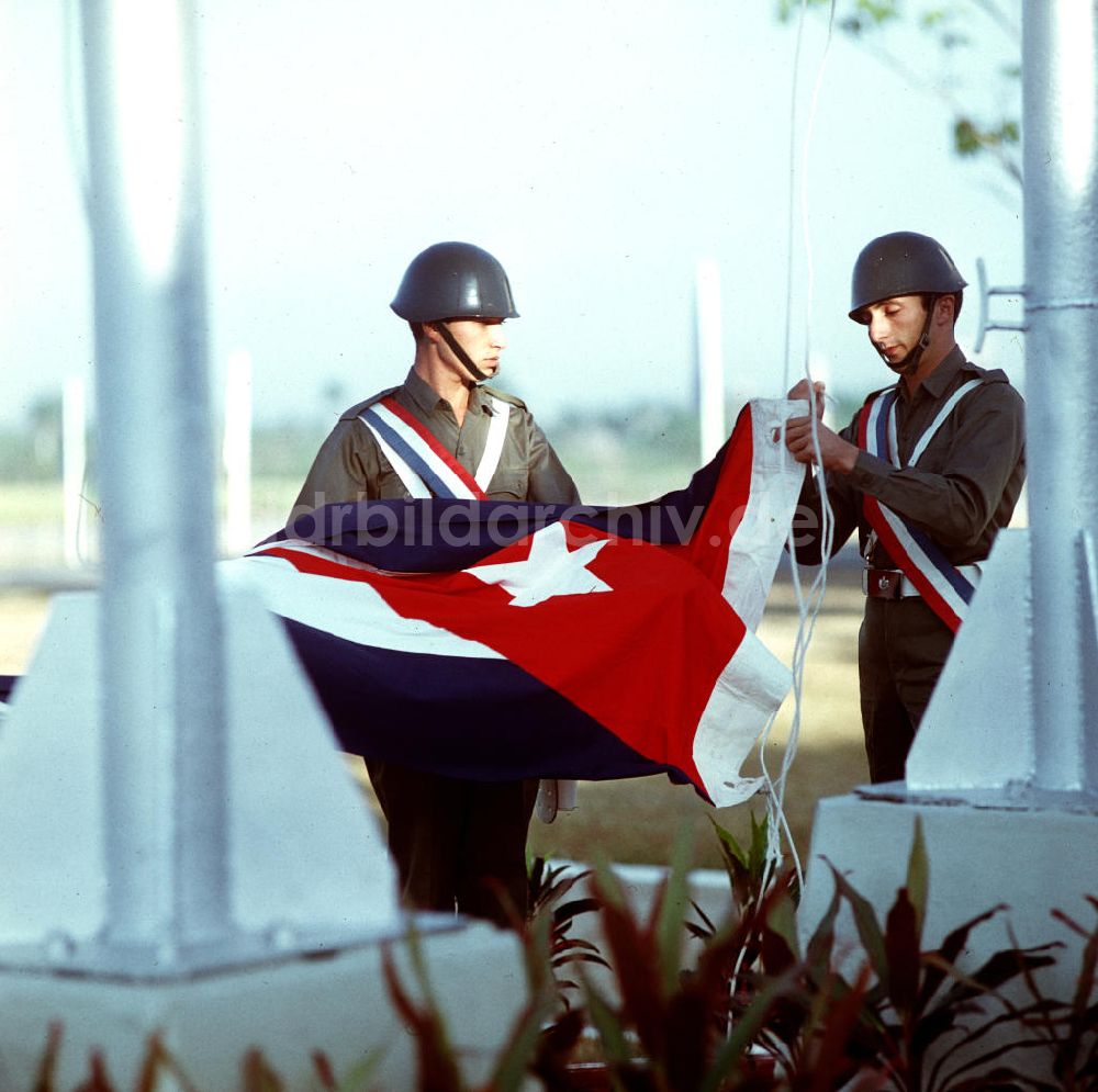 DDR-Fotoarchiv: Santiago de Cuba - Kuba / Cuba - Staatsbesuch Erich Honecker 1974 - Flagge