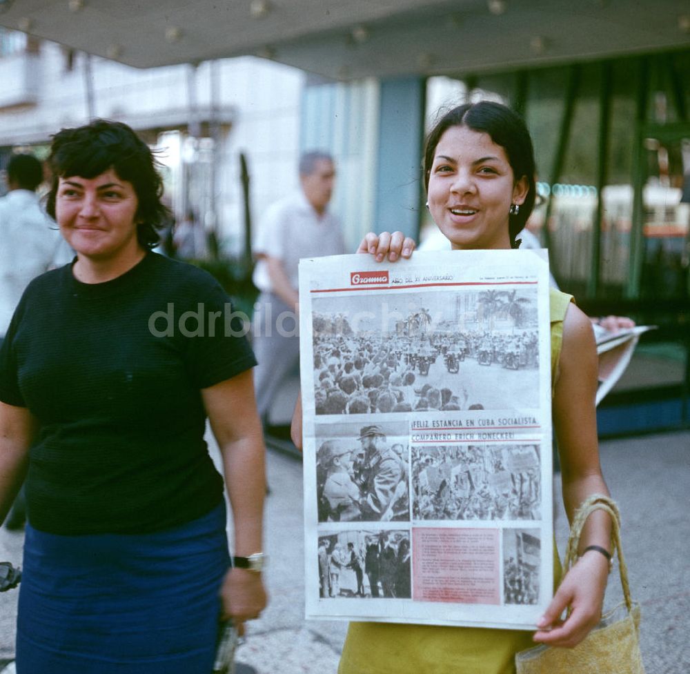 DDR-Bildarchiv: Havanna - Kuba / Cuba - Staatsbesuch Erich Honecker 1974 - Zeitungen