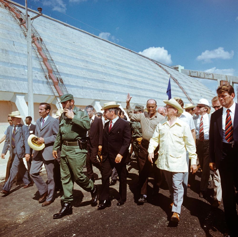 DDR-Fotoarchiv: Cienfuegos - Kuba / Cuba - Staatsbesuch Honecker 1974 - Fabrik