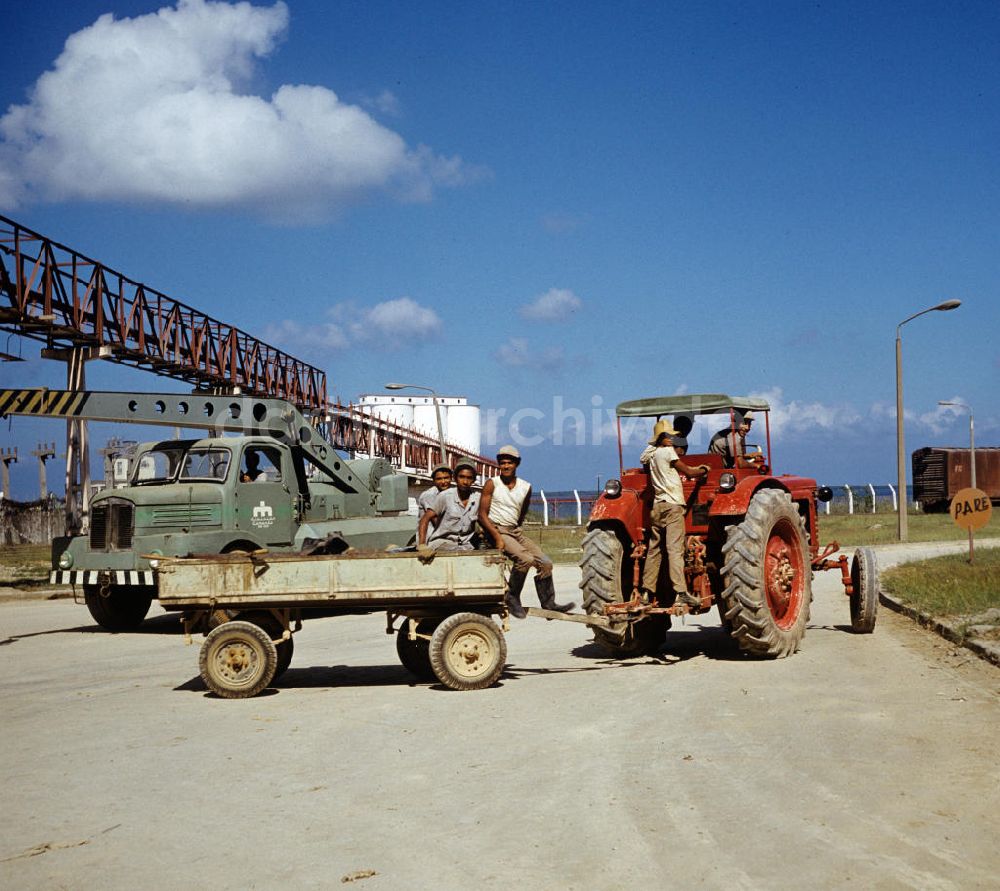 DDR-Bildarchiv: Nuevitas - Kuba / Cuba - Zementfabrik in Nuevitas
