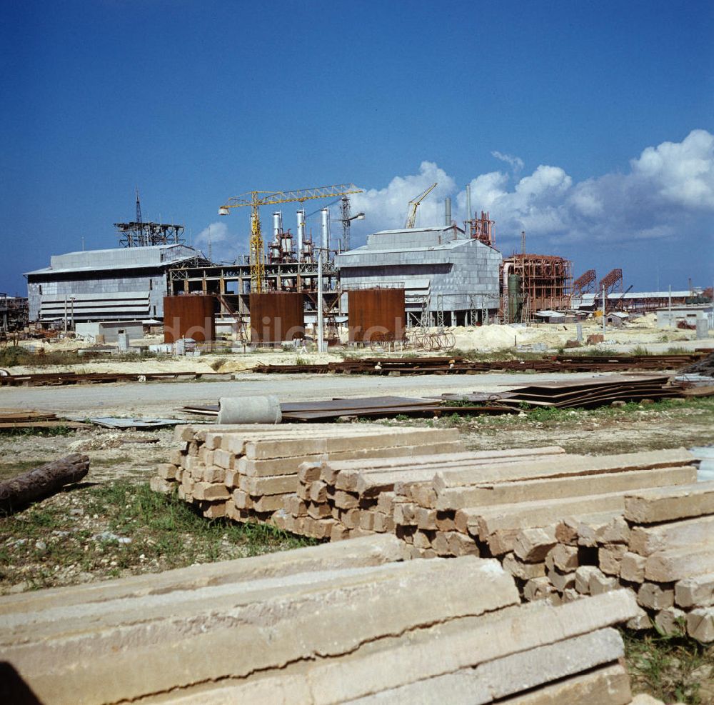 Nuevitas: Kuba / Cuba - Zementfabrik in Nuevitas