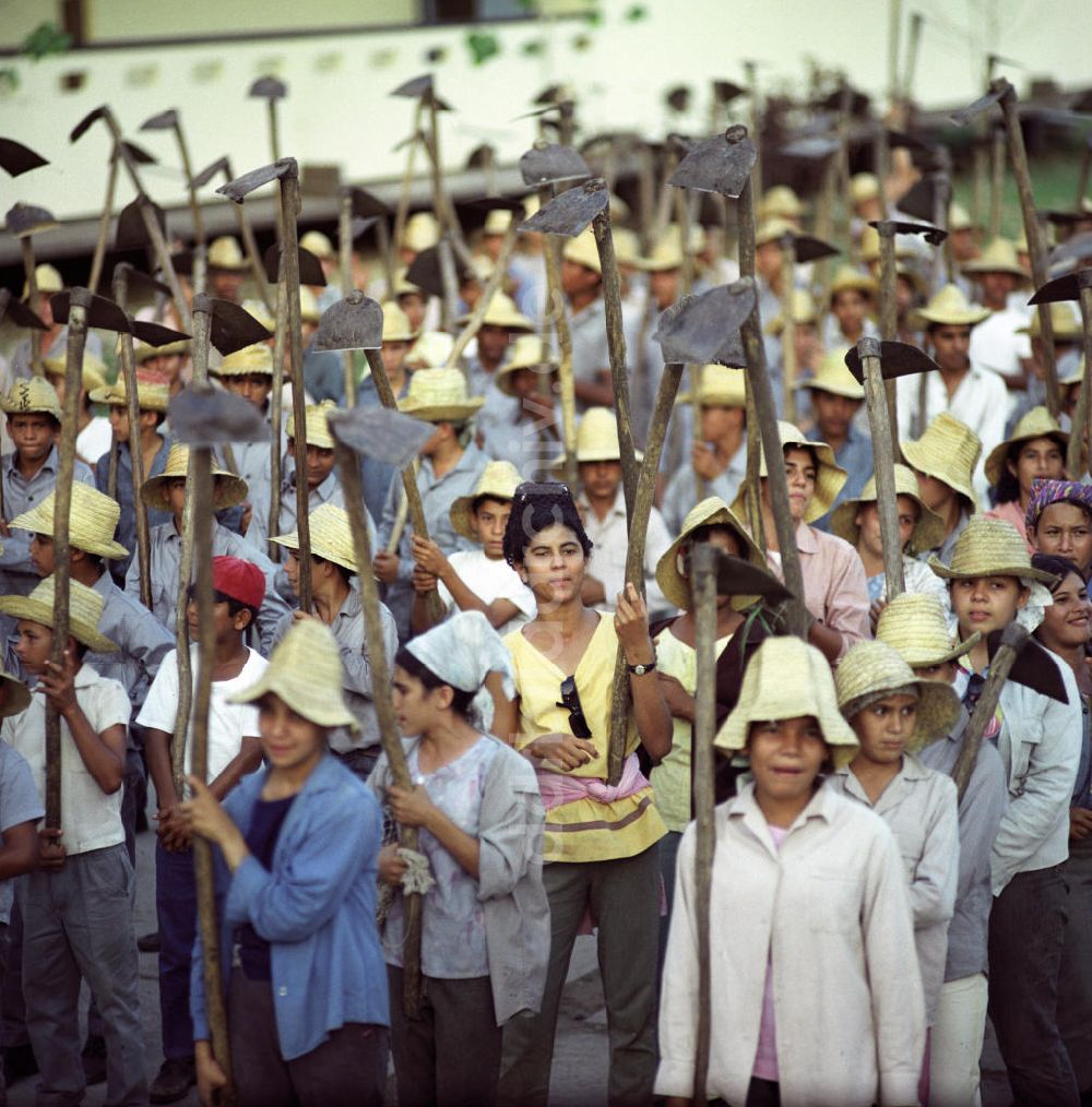 DDR-Fotoarchiv: Cienfuegos - Kuba historisch - Appell in Schule 1972
