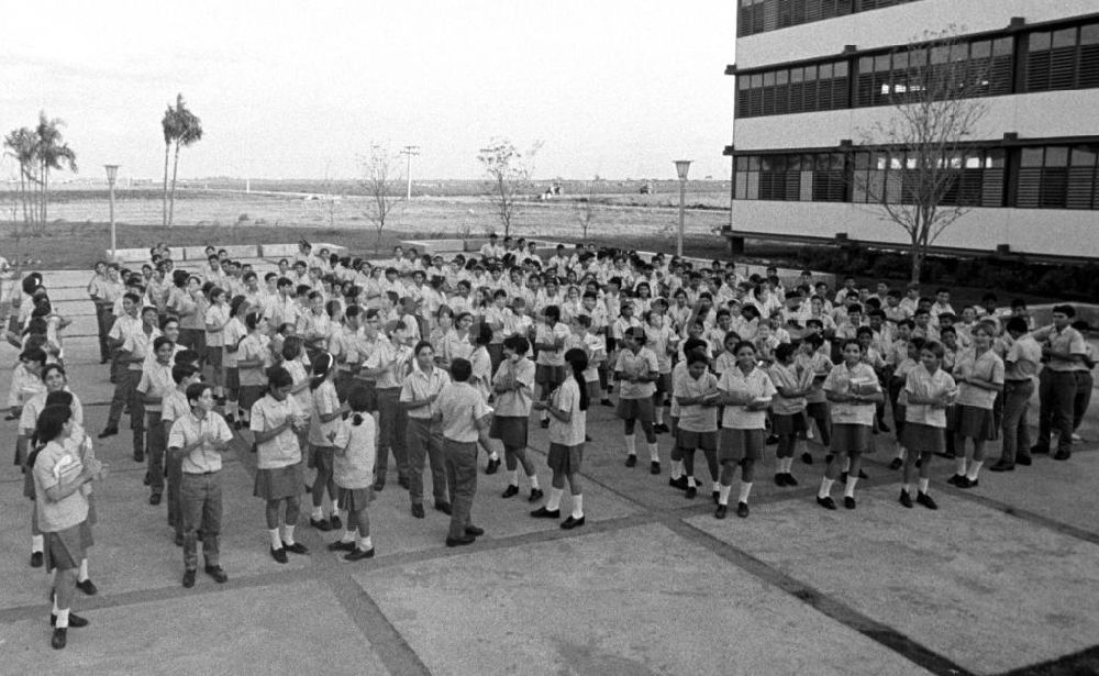 DDR-Bildarchiv: Cienfuegos - Kuba historisch - Appell in Schule Cienfuegos 1972