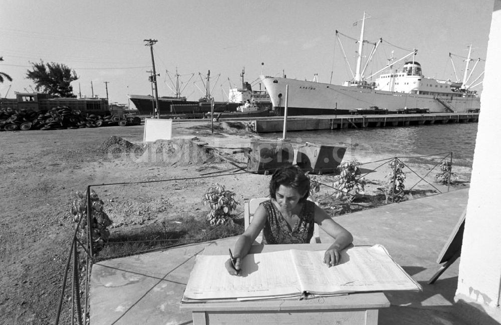 Nuevitas: Kuba historisch - Hafen Nuevitas 1972