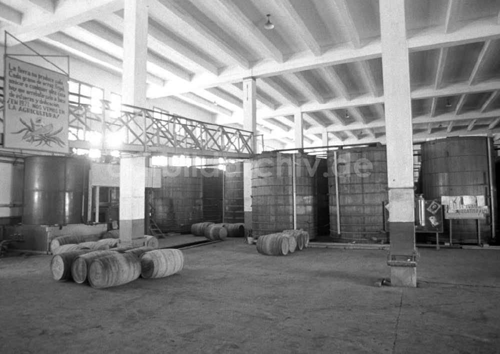 DDR-Fotoarchiv: Santiago de Cuba - Kuba historisch - Rumfabrik Santiago de Cuba 1972