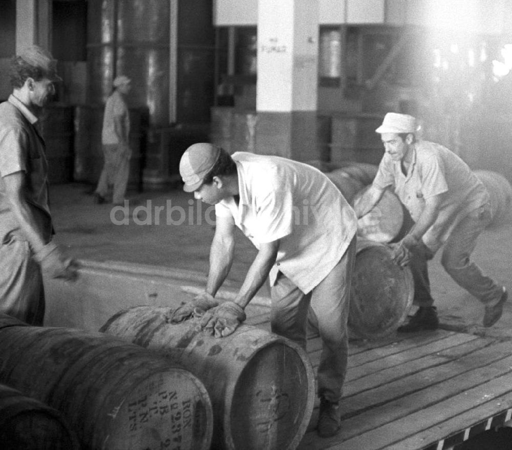 DDR-Bildarchiv: Santiago de Cuba - Kuba historisch - Rumfabrik Santiago de Cuba 1972