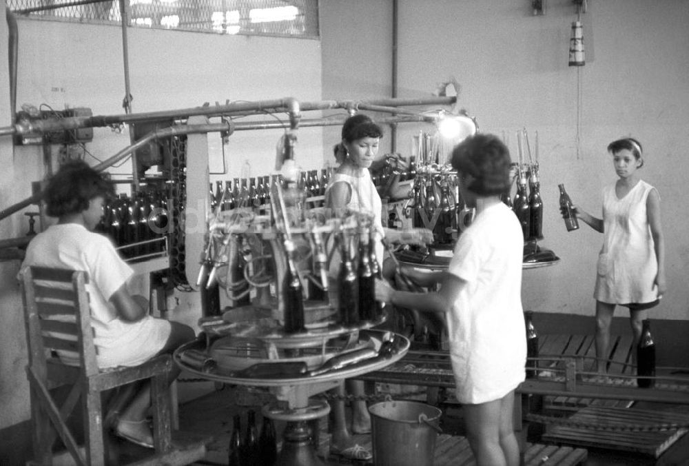 Santiago de Cuba: Kuba historisch - Rumfabrik Santiago de Cuba 1972