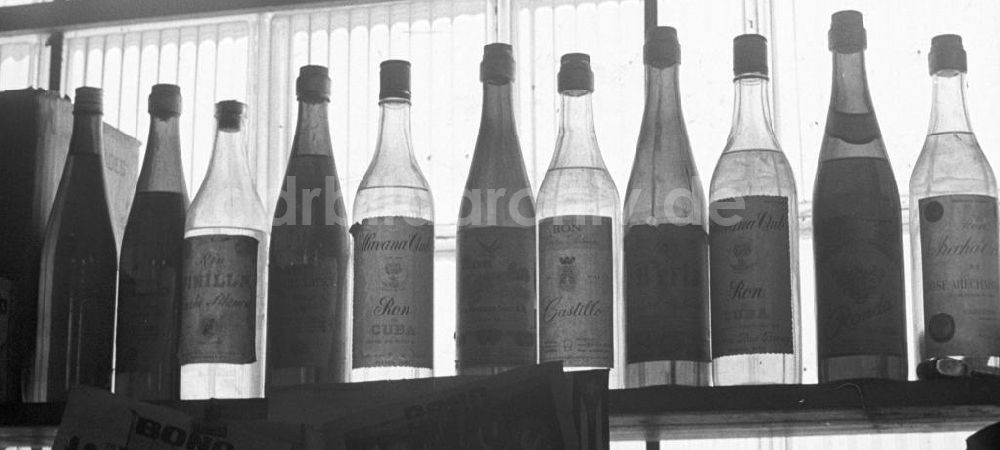 DDR-Bildarchiv: Santiago de Cuba - Kuba historisch - Rumfabrik Santiago de Cuba 1972