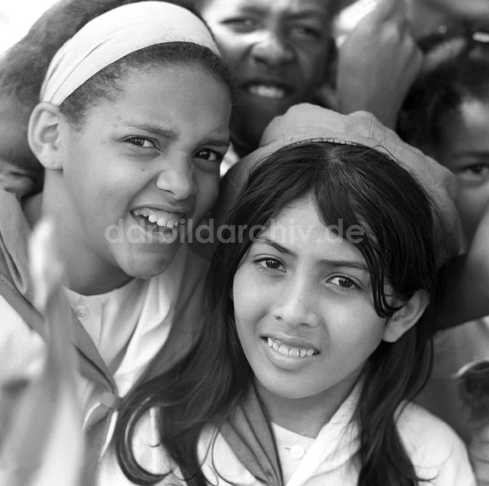 Santiago de Cuba: Kuba historisch - Staatsbesuch Honecker 1974 - Mädchen