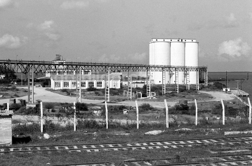 Nuevitas: Kuba historisch - Zementfabrik in Nuevitas 1972