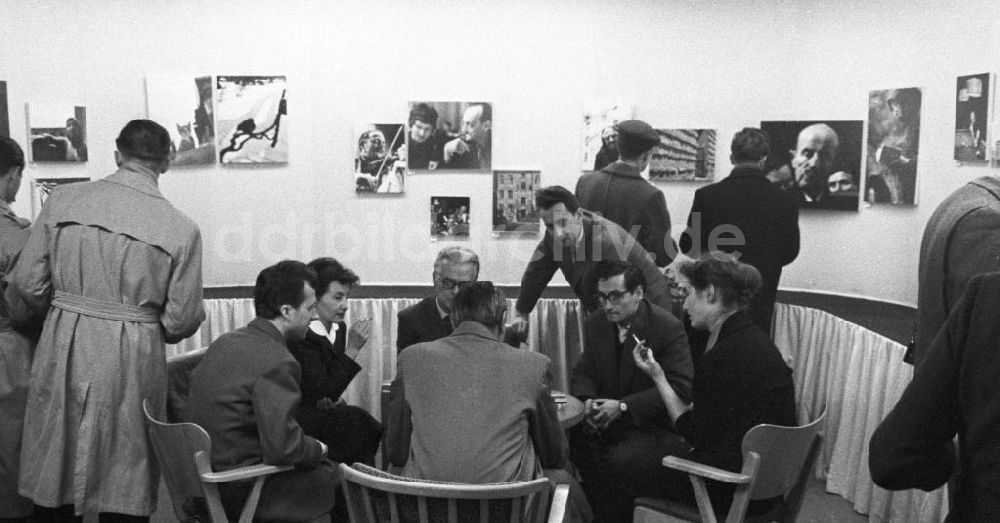 DDR-Bildarchiv: Leipzig - Künstlergruppe action fotografie auf ihrer zweiten Ausstellung, Leipzig 1957