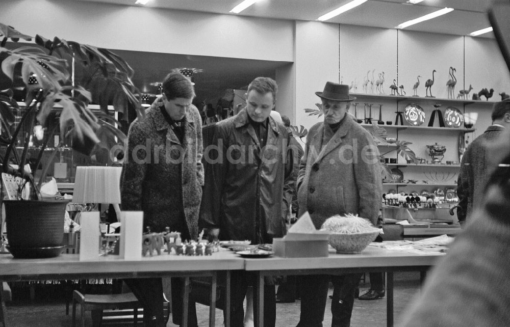 DDR-Bildarchiv: Berlin - Käufer in einem Geschäft für Kunstgewerbe in Berlin in der DDR