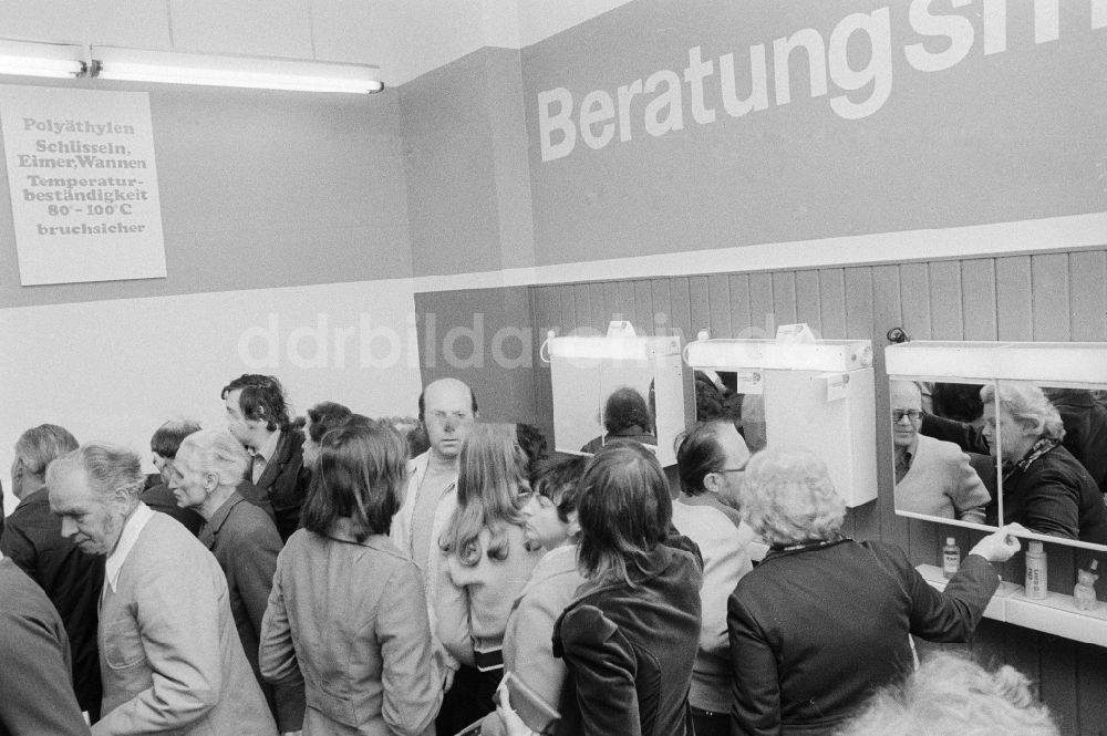 DDR-Bildarchiv: Berlin - Kunden im HO - Geschäft Chemie im Heim in der Karl-Marx-Allee in Berlin, der ehemaligen Hauptstadt der DDR, Deutsche Demokratische Republik