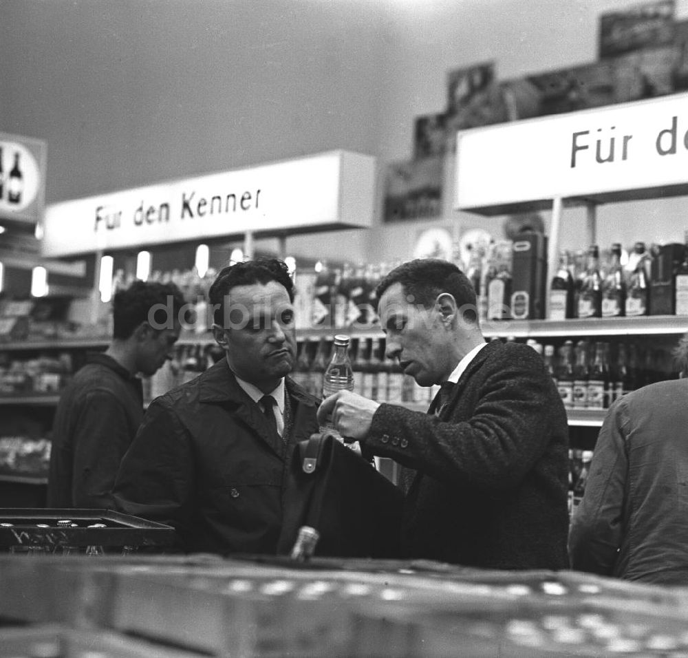 DDR-Bildarchiv: Rostock - Kunden im Gespräch in einer Kaufhalle in Rostock