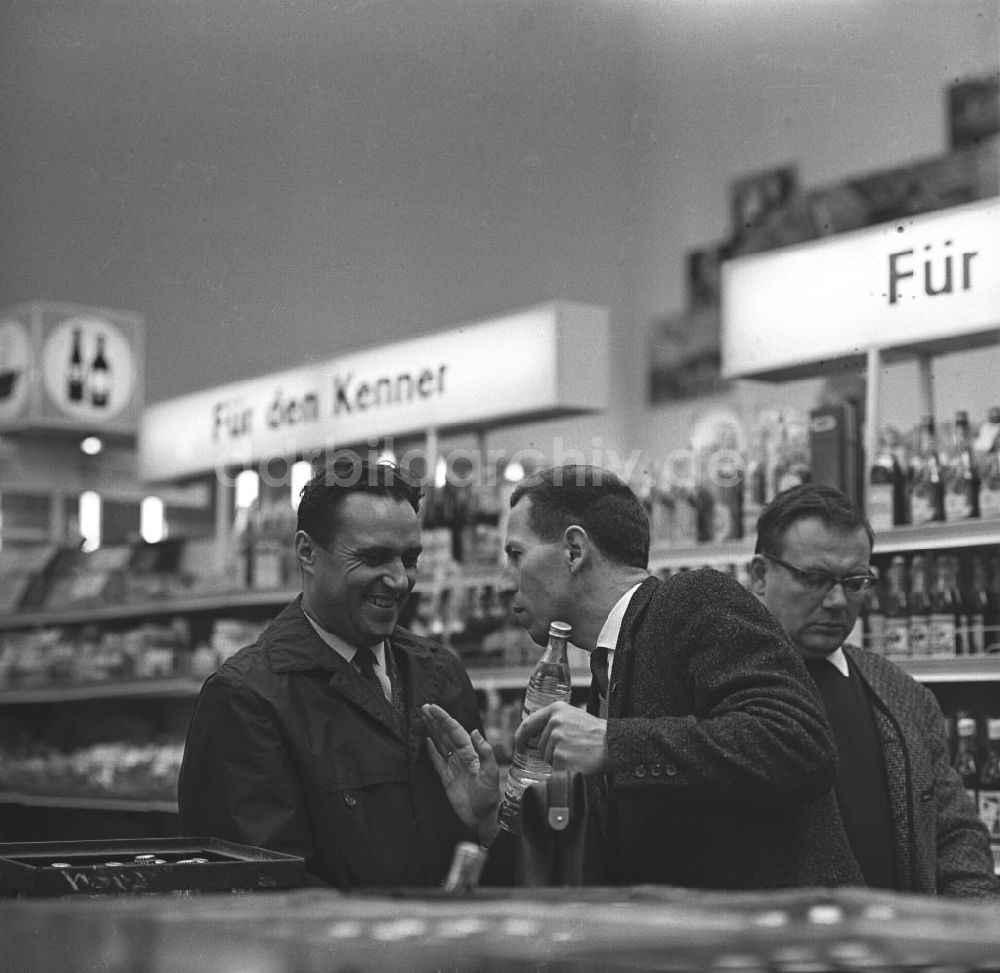 DDR-Fotoarchiv: Rostock - Kunden im Gespräch in einer Kaufhalle in Rostock