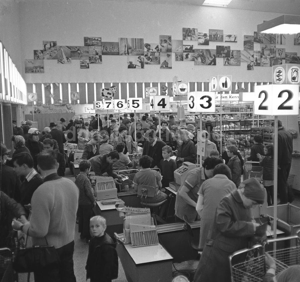 DDR-Fotoarchiv: Rostock - Kunden an der Kasse einer Kaufhalle in Rostock