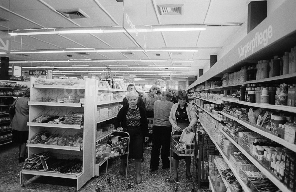 DDR-Fotoarchiv: Berlin - Kunden in einer HO Kaufhalle in Berlin, der ehemaligen Hauptstadt der DDR, Deutsche Demokratische Republik
