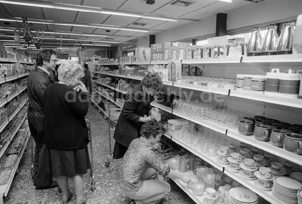 DDR-Bildarchiv: Berlin - Kunden in einer HO Kaufhalle in Berlin, der ehemaligen Hauptstadt der DDR, Deutsche Demokratische Republik