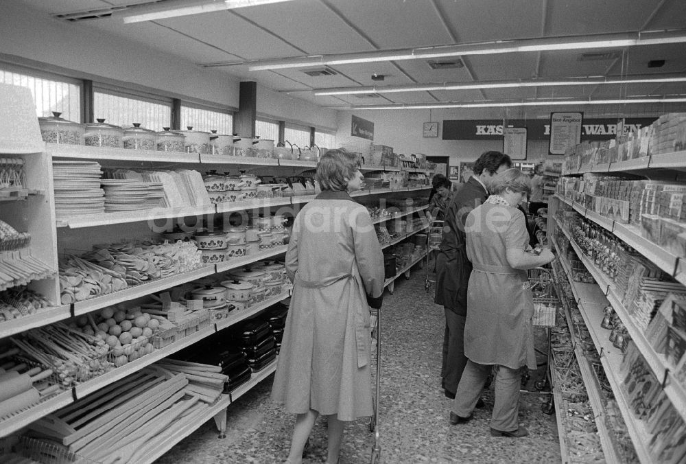 Berlin: Kunden in einer HO Kaufhalle in Berlin, der ehemaligen Hauptstadt der DDR, Deutsche Demokratische Republik