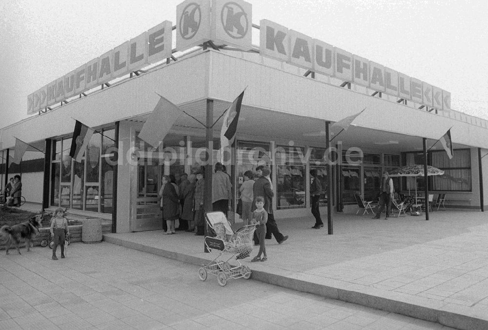 DDR-Bildarchiv: Berlin - Kunden in einer HO Kaufhalle in Berlin, der ehemaligen Hauptstadt der DDR, Deutsche Demokratische Republik