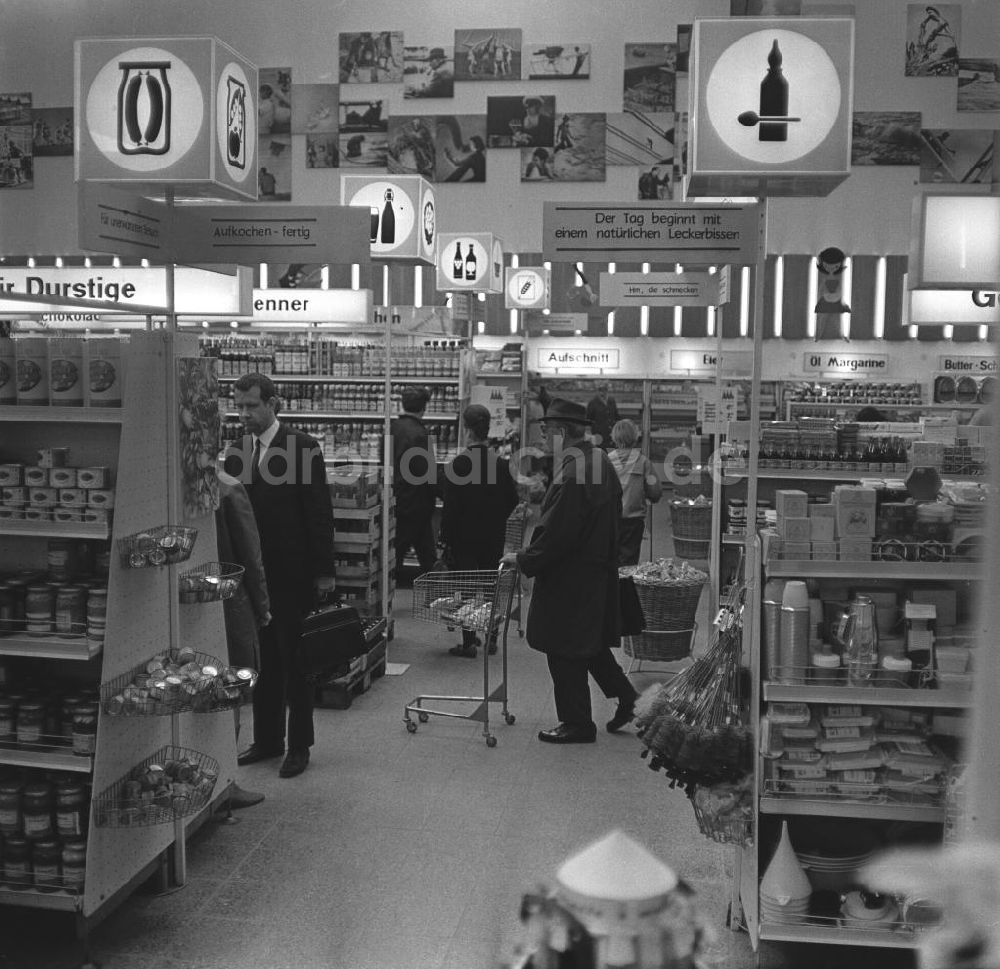 DDR-Bildarchiv: Rostock - Kunden in einer Kaufhalle in Rostock