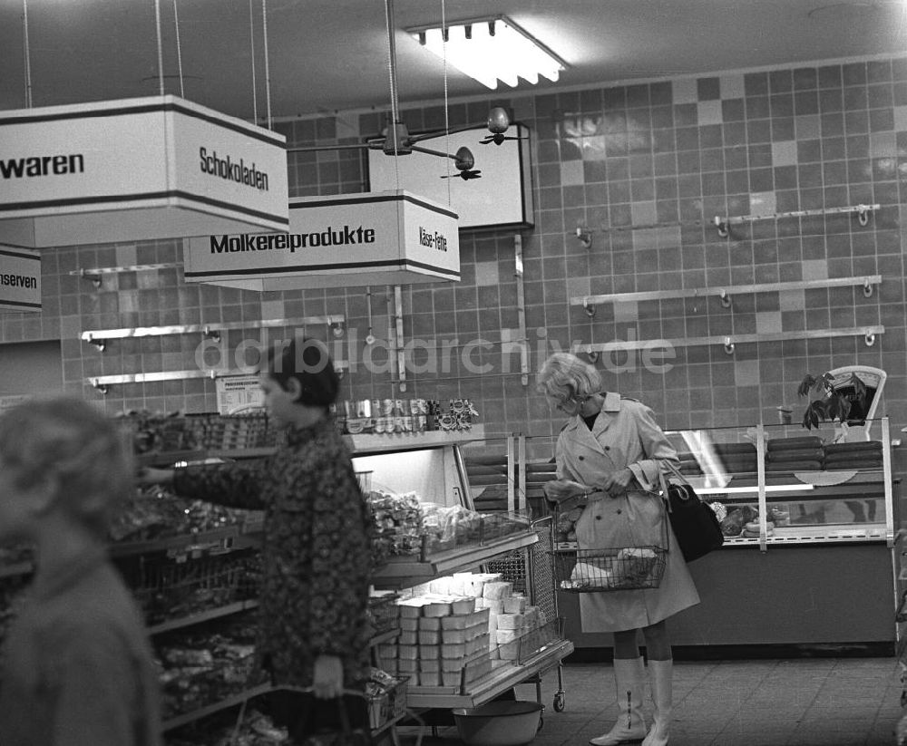 DDR-Fotoarchiv: Rostock - Kunden in einer Kaufhalle in Rostock