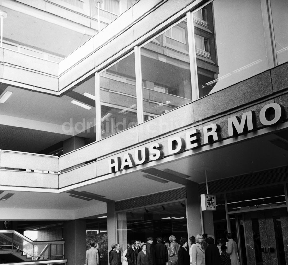 DDR-Fotoarchiv: Berlin - Kunden vor dem Kaufhaus Haus der Mode in den Rathauspassagen in Berlin, der ehemaligen Hauptstadt der DDR, Deutsche Demokratische Republik
