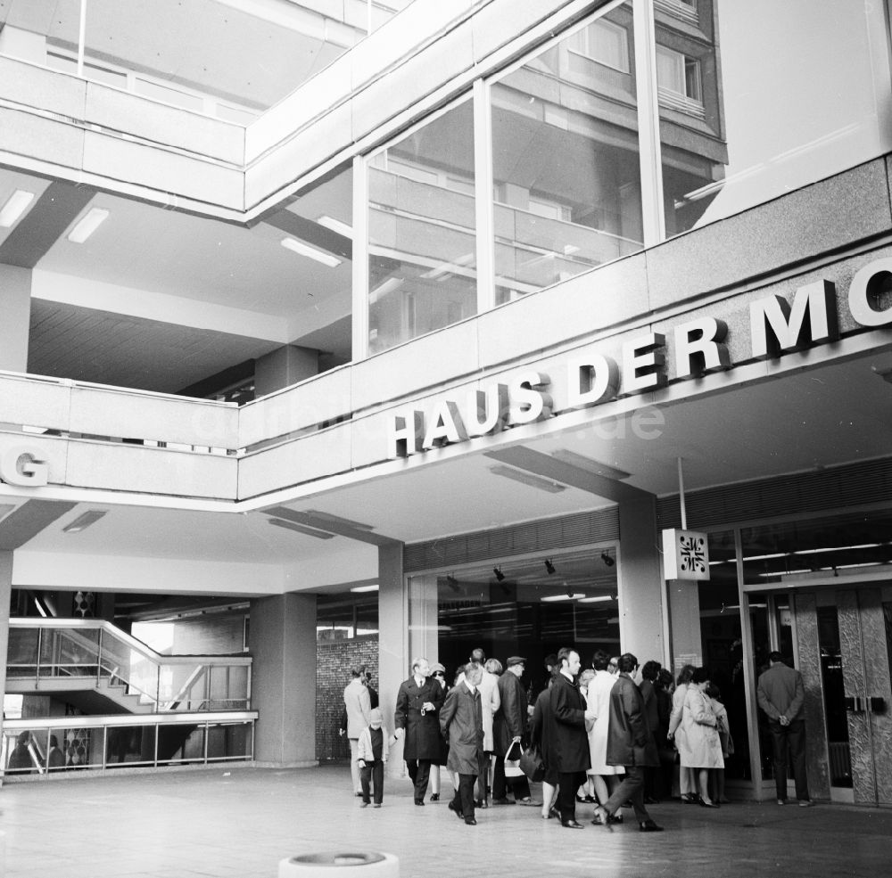 Berlin: Kunden vor dem Kaufhaus Haus der Mode in den Rathauspassagen in Berlin, der ehemaligen Hauptstadt der DDR, Deutsche Demokratische Republik