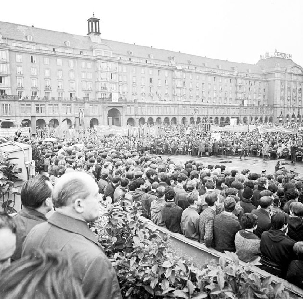 DDR-Fotoarchiv: Dresden - Kundgebung zur Verfassung in Dresden