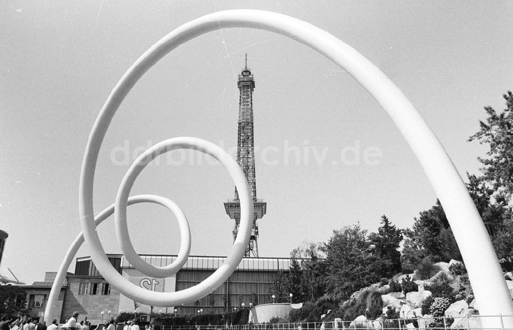 DDR-Fotoarchiv: Berlin - Kunst-Bau im Messegelände 29.07.92 Lange Umschlag 1086