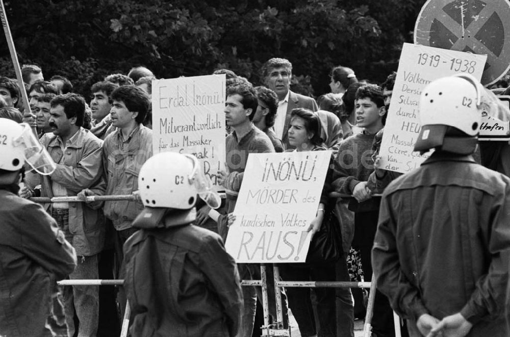 DDR-Fotoarchiv: Berlin-Tiergarten - Kurden demonstrieren vor dem Reichstag 15.09.92 Foto:ND/ Lange Umschlag 1148